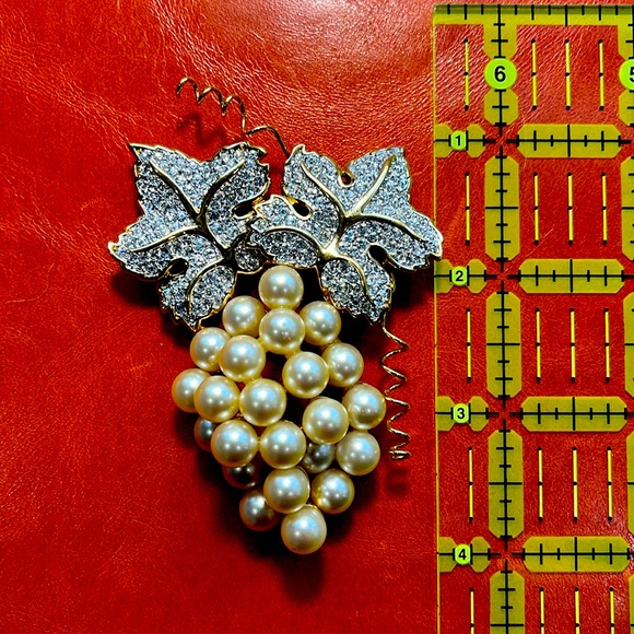 Swarovski crystal, pearl and grape cluster brooch - Picture 2 of 5
